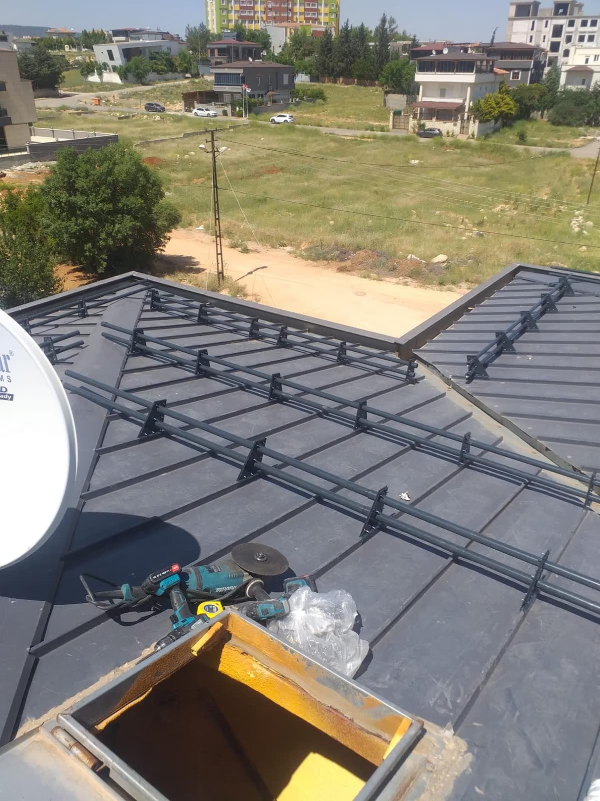 Batıkent, Ergazi, Şehirli, Yeşilova ve çevresi tipi binada sızdırmazlık testi yapılan Yenimahalle kenet çatı kaplaması
