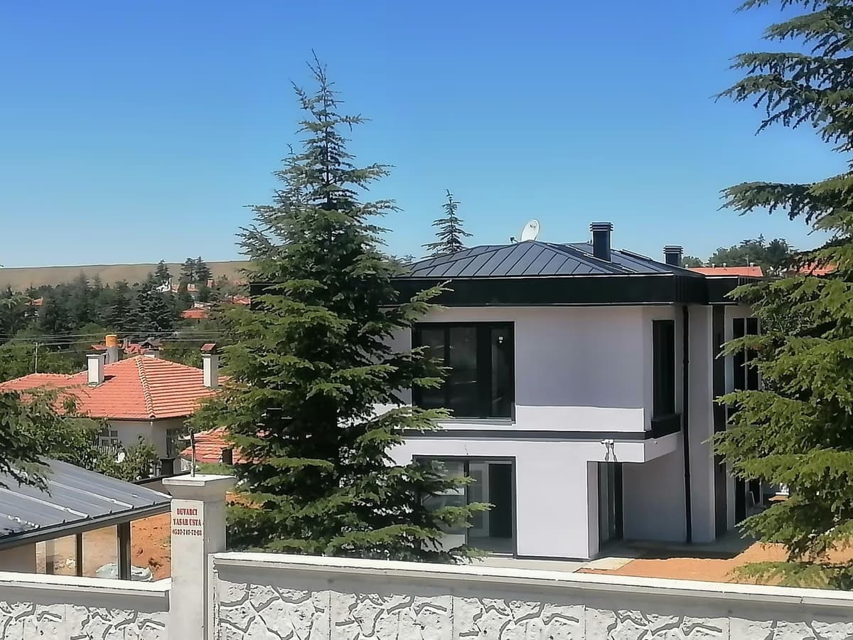 Çamlıdere Merkez, Doymuşören, Büyükkızılca ve çevresi tipi binada sızdırmazlık testi yapılan Çamlıdere kenet çatı kaplaması