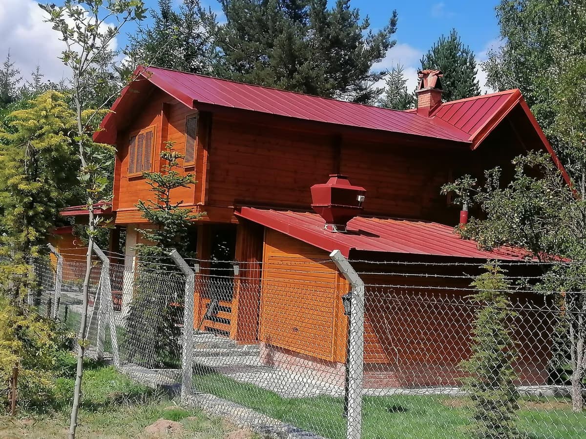 Elmadağ ilçesinde fırtına sonrası onarılan kiremit kenet çatı projesi